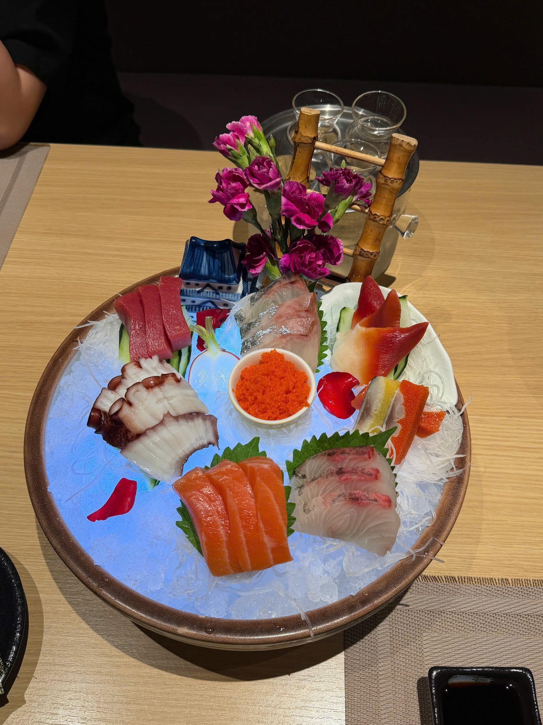 Đĩa sashimi tổng hợp cắt dày gồm cá ngừ, cá hồi, cá thịt trắng, bạch tuộc, sò và trứng cá