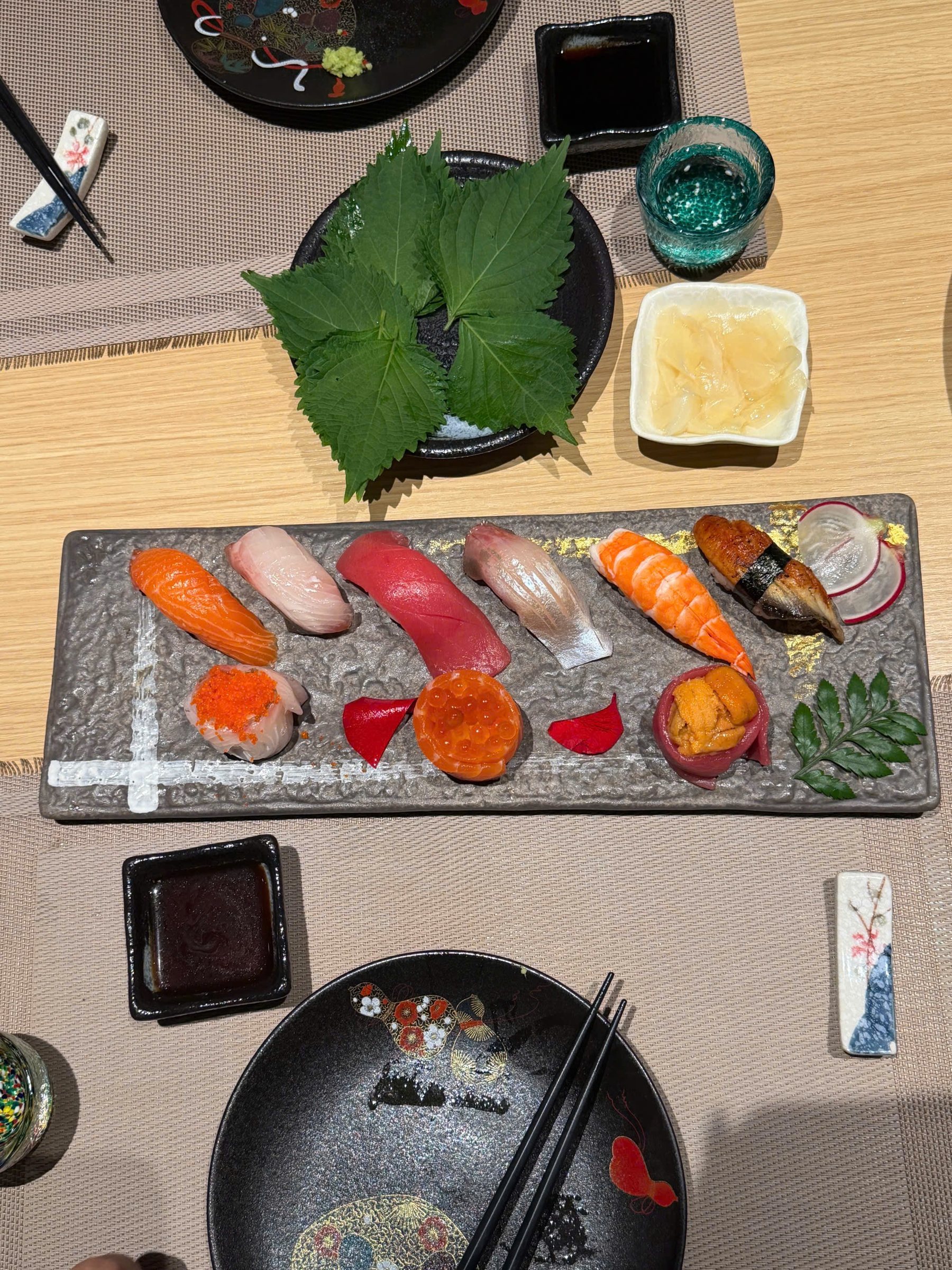 Set sushi nhiều loại với cá hồi, cá trắng, cá ngừ, tôm, lươn, trứng cá và uni