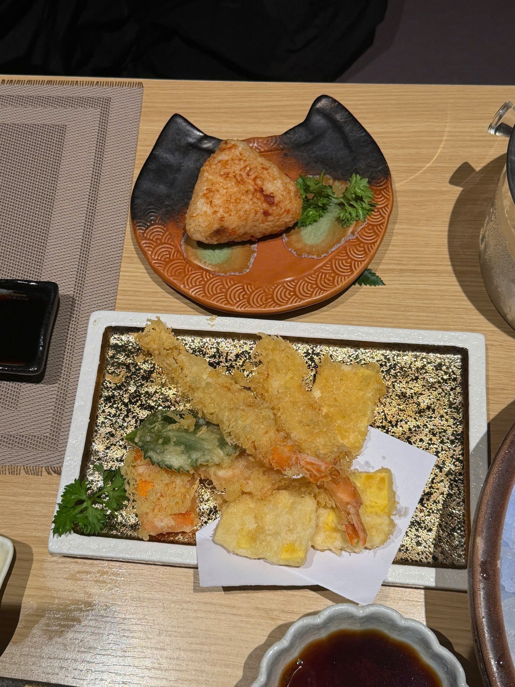 Đĩa tempura tổng hợp và cơm nắm cá hồi nướng đặt trên hai loại đĩa Nhật