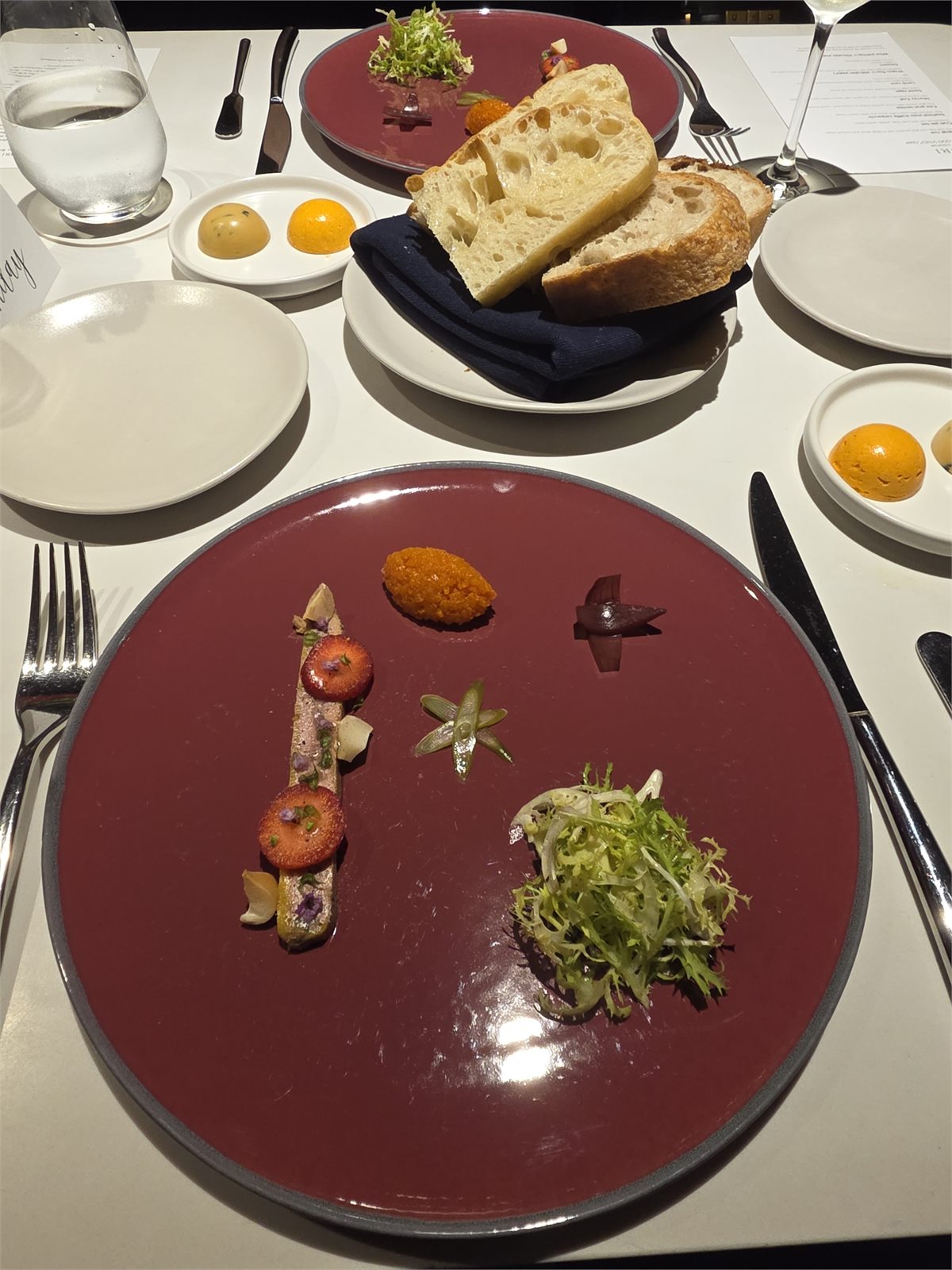 Foie gras terrine được phục vụ cùng bánh mì, dâu, rau và carrot chutney