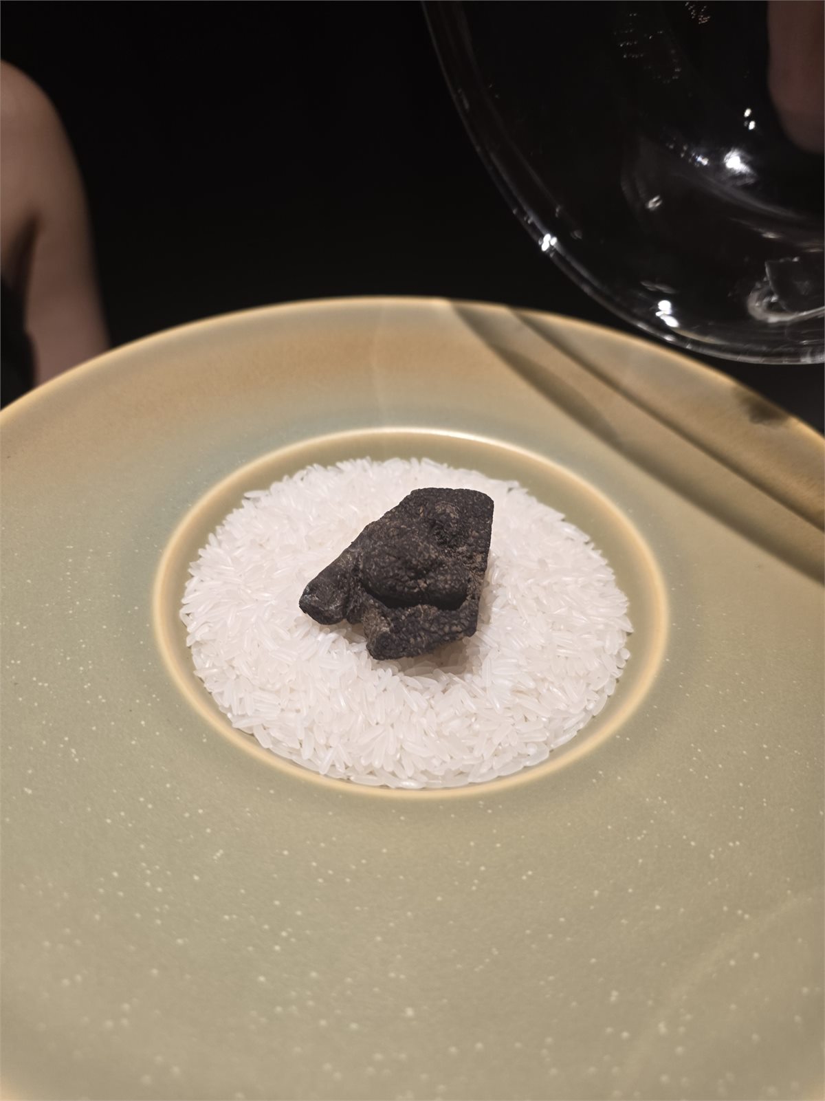 Nấm truffle nguyên củ được giới thiệu trước khi bào lên món thịt