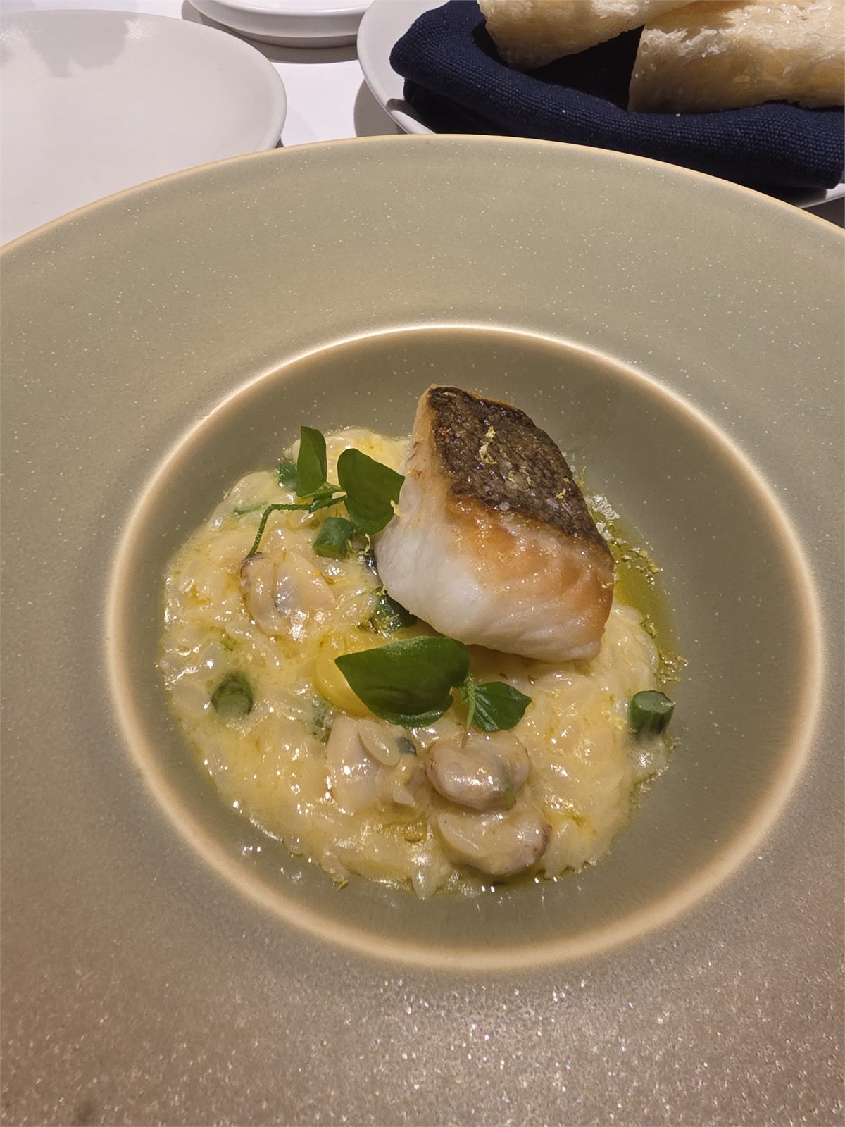 Murray Cod áp chảo trên riso pasta với sốt màu sáng và rau xanh