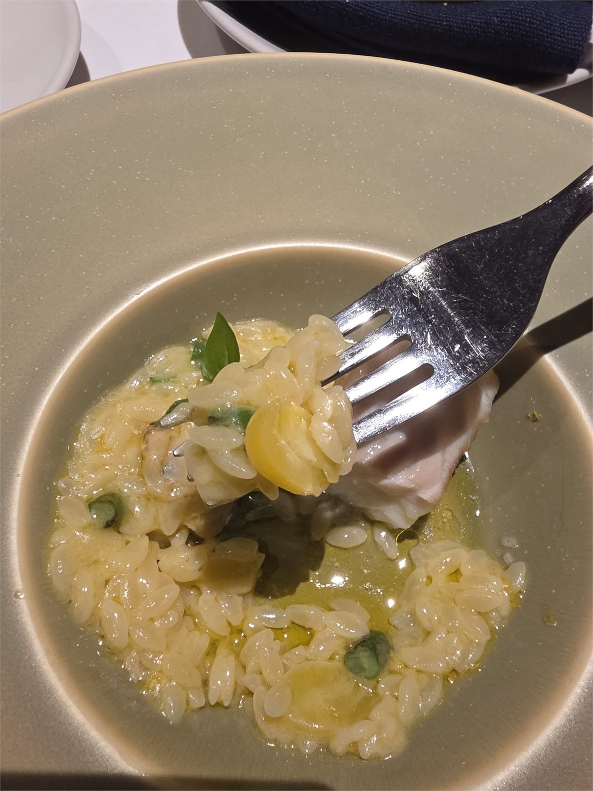 Cận cảnh riso pasta hình hạt gạo trên nĩa