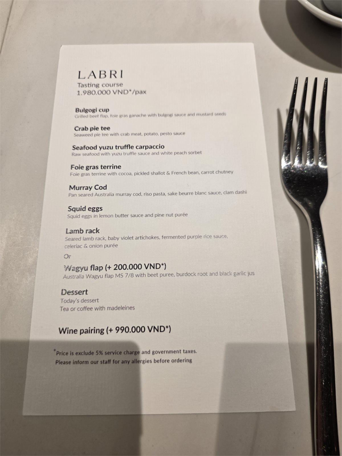 Thực đơn tasting course của LABRI ghi giá 1.980.000 đồng và wine pairing 990.000 đồng mỗi người
