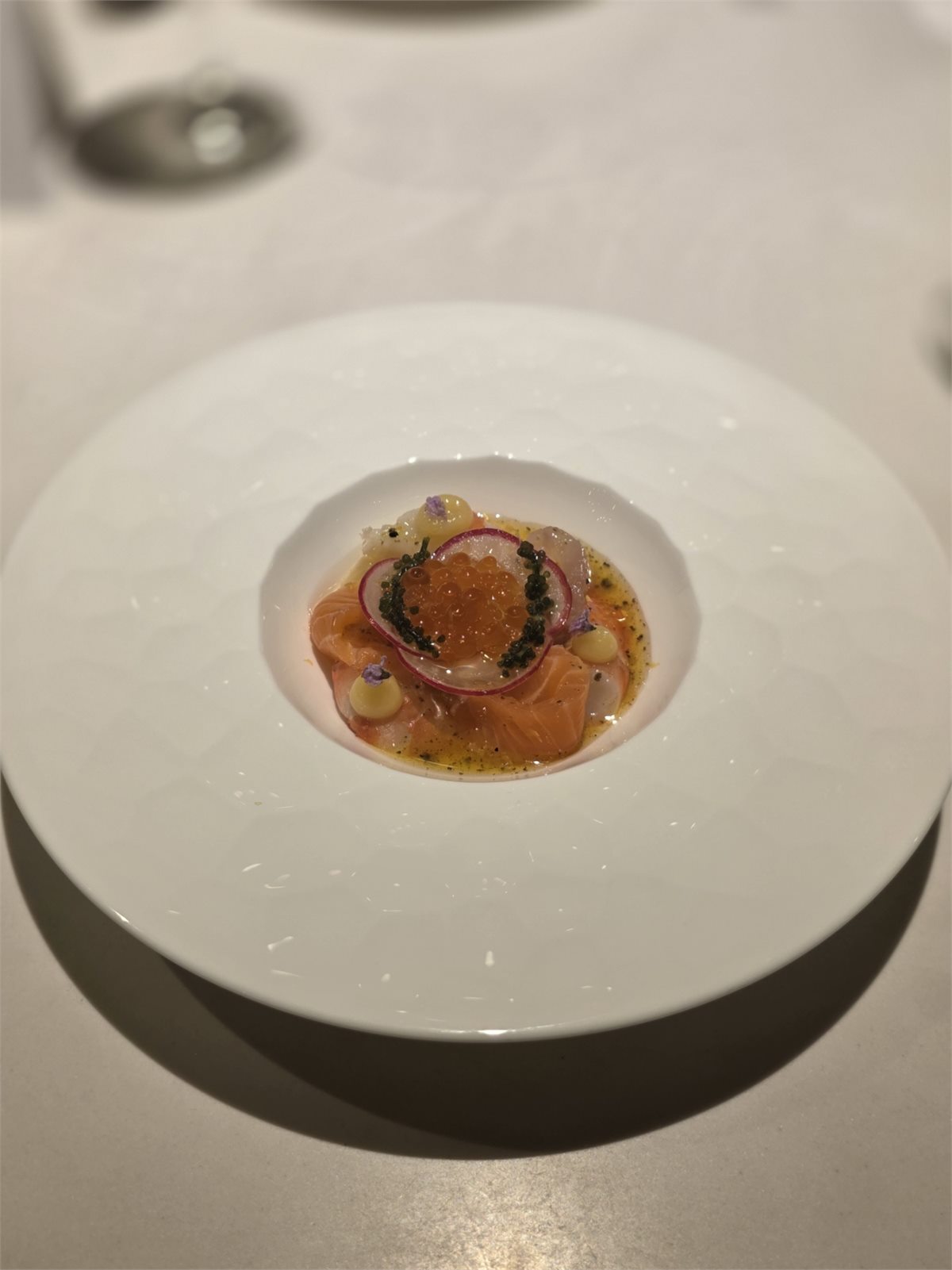 Seafood yuzu truffle carpaccio với hải sản sống, lát củ cải và các loại trứng cá